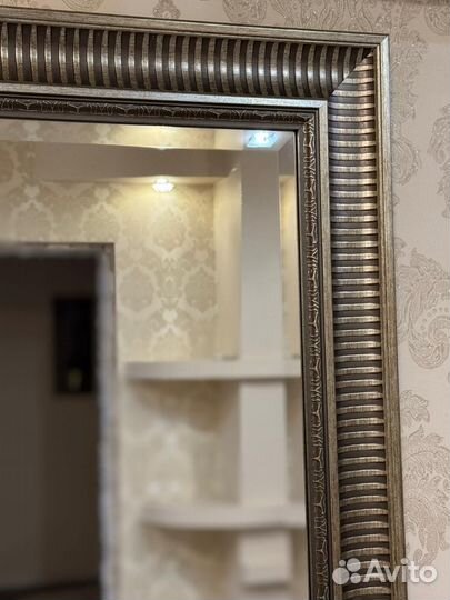 Зеркало настенное в деревянной раме