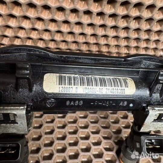 Топливная рампа в сборе с форсунками Ford Focus BM