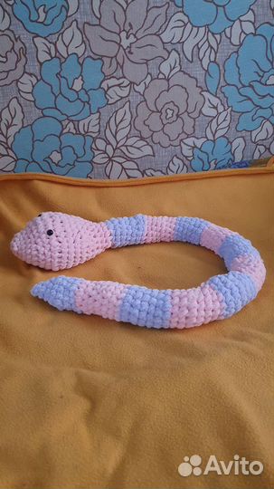 Мягкая вязаная игрушка змея