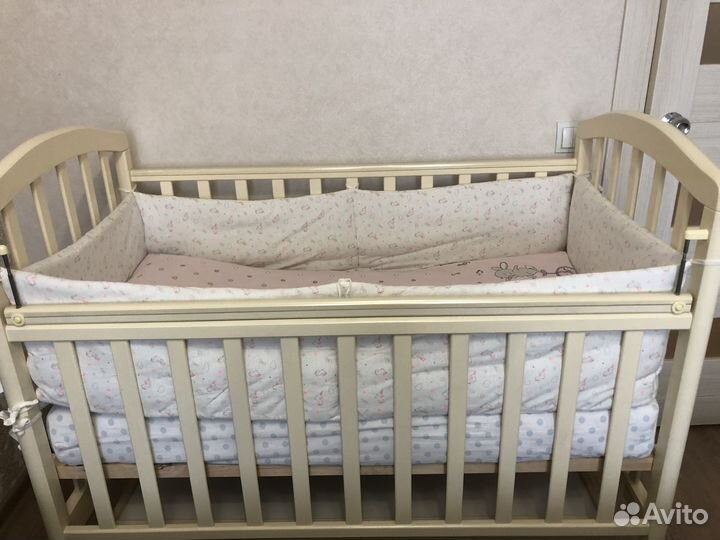 Детская кроватка с маятником