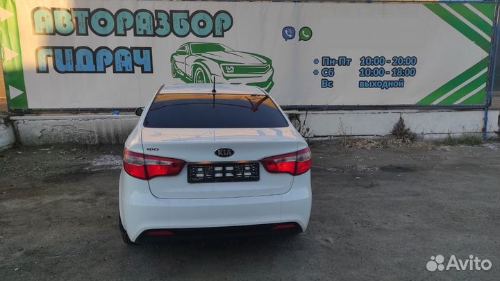 Накладка стекла переднего правого Kia Rio 3 82220-4Y000