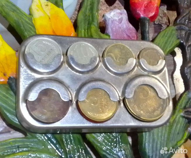 Монетница с монетами