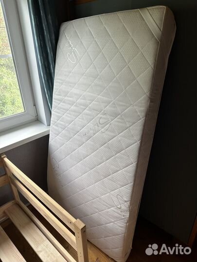 Кровать деревянная с матрасом