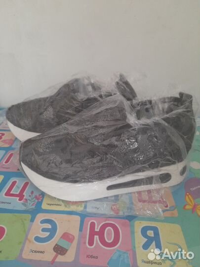 Кроссовки женские