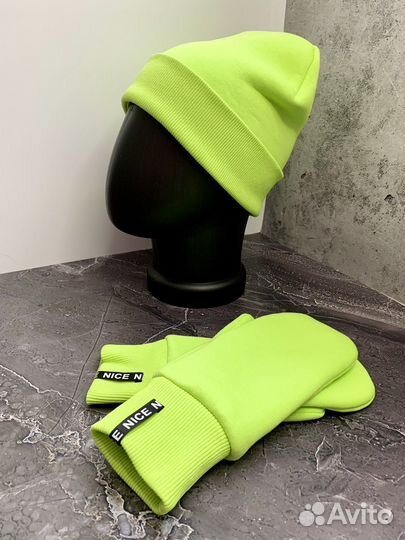 Шапка и варежки зеленый неон, новые