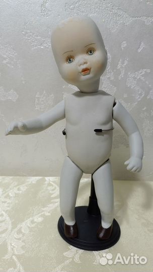 Кукла фарфоровая