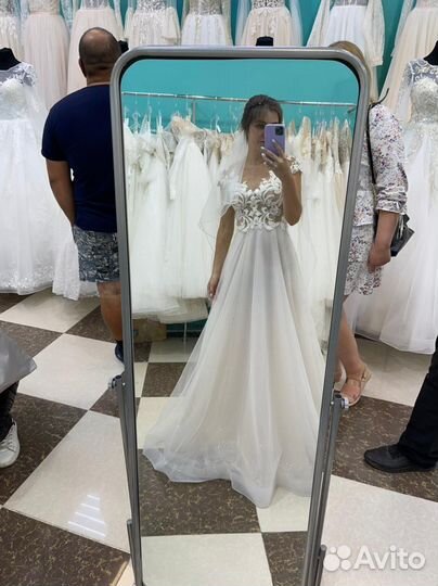 Свадебное платье со шлейфом