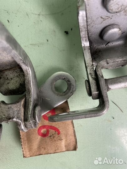 Петли задней левой двери toyota rav 4 xa20