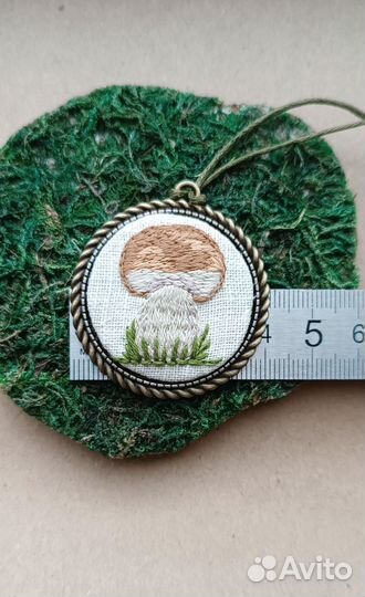 Кулон ручной работы с вышивкой
