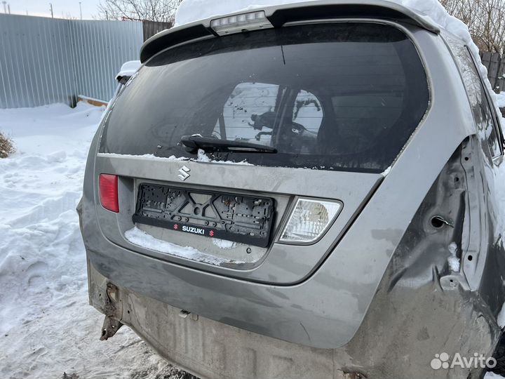 Крышка багажника Suzuki Liana 2004 в сборе