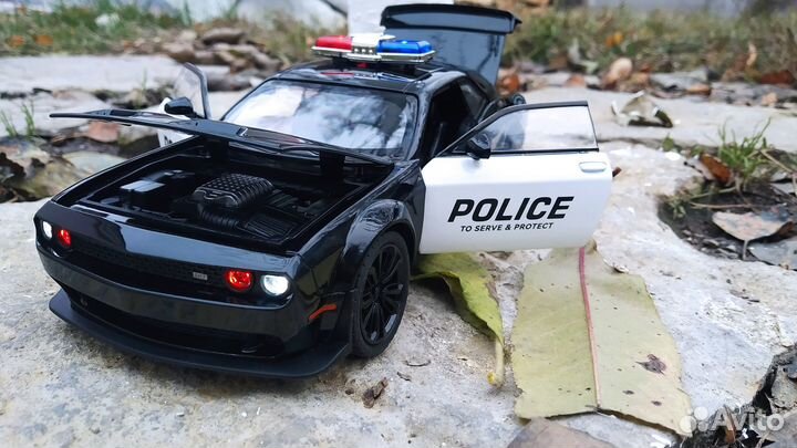 Машинка металлическая Dodge Challenger SRT