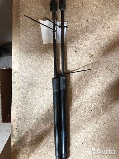 Газовый упор крышки багажника Passat B6