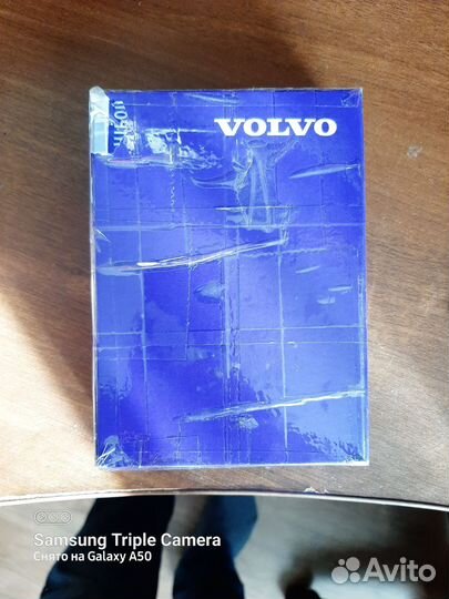 Эмблема решетки радиатора volvo