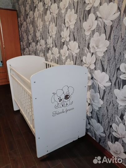 Детская кроватка с маятником и ящиком