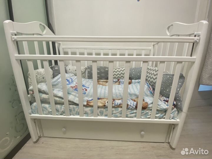 Кровать детская с маятником и ящиком для одежды