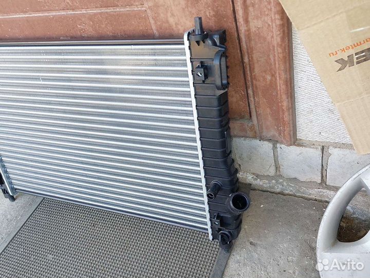 Шевроле Авео Т255 радиатор охлаждения 96992881