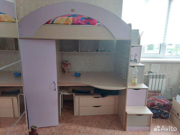 Кровать чердак со столом и шкафом