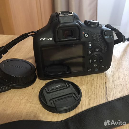 Зеркальный фотоаппарат Canon EOS 2000D