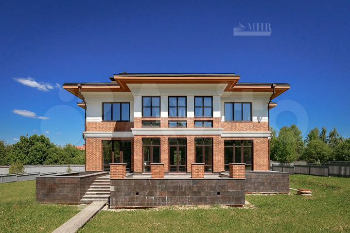 Дом 860,9 м² на участке 32 сот.