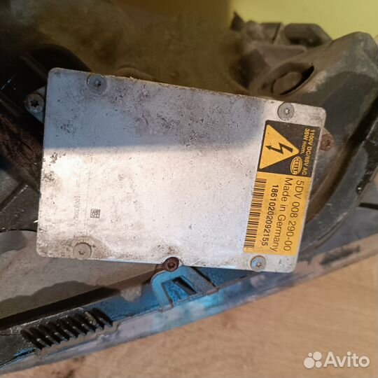 Разбитая фара на запчасти Opel Astra H ксенон