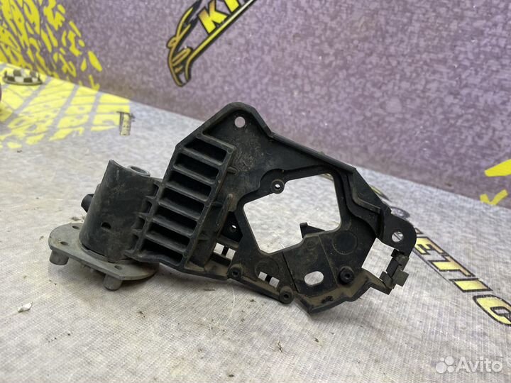 Соединительный шток зеркала правого Лансер 10