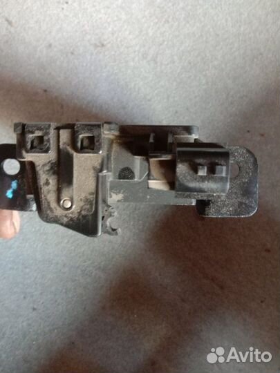 Замок багажника Renault Sandero K7J710 2014