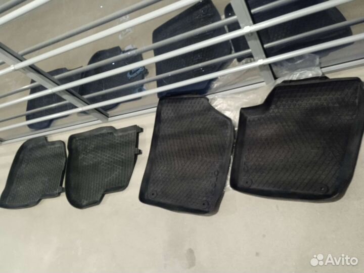 Автомобильные коврики резиновые на VW Polo