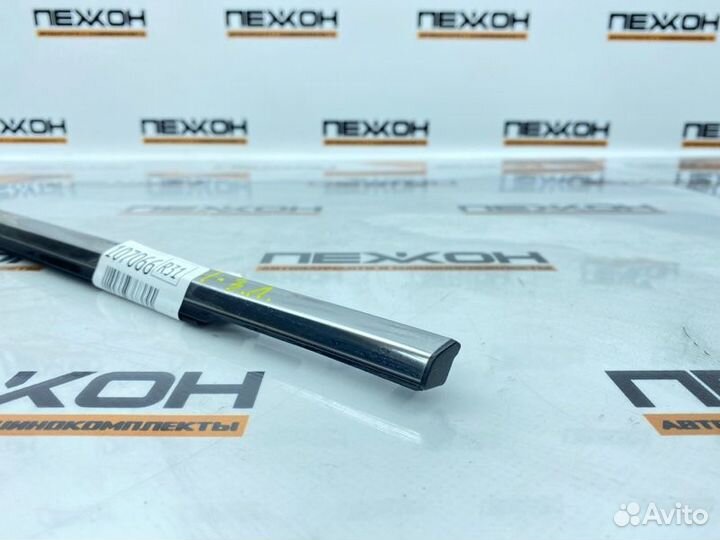 Бархотка двери задняя левая Lexus Rx450H GYL25 3.5