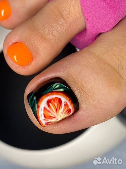 Модель на маникюр и педикюр, и на наращивание
