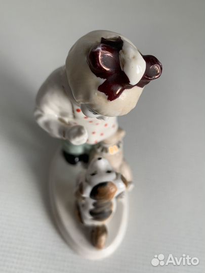 Девочка с собачкой фарфоровая статуэтка Полонне