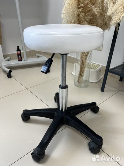 Стул для мастера на колесиках