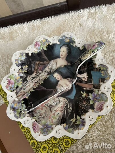 Ваза для фруктов на ножке