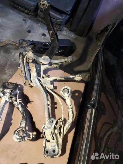 Кулак задний левый правый Subaru legacy