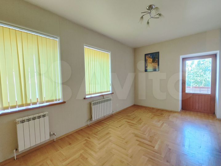 Коттедж 296 м² на участке 6 сот.