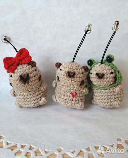 Капибара брелок вязаный с шапочкой и рюкзачком