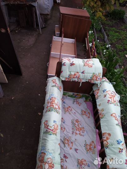 Детская кроватка с маятником и ящиком