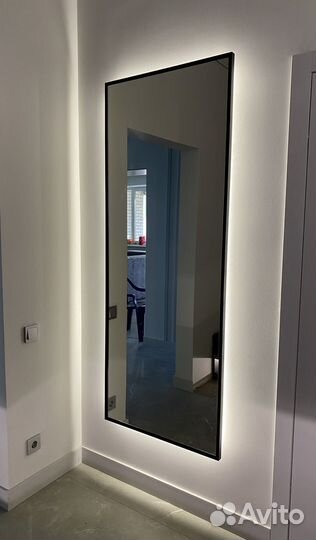 Зеркало в металлической раме