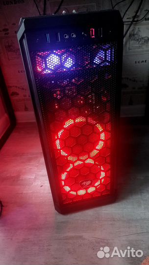 Игровой компьютер с монитором и клавиатурой