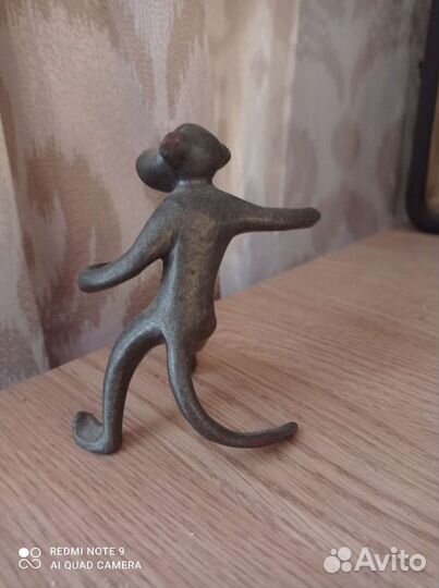 Статуэтка обезьяны чугунная
