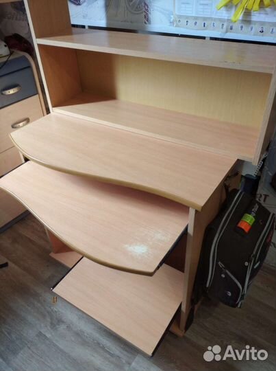 Компьютерный стол, полка