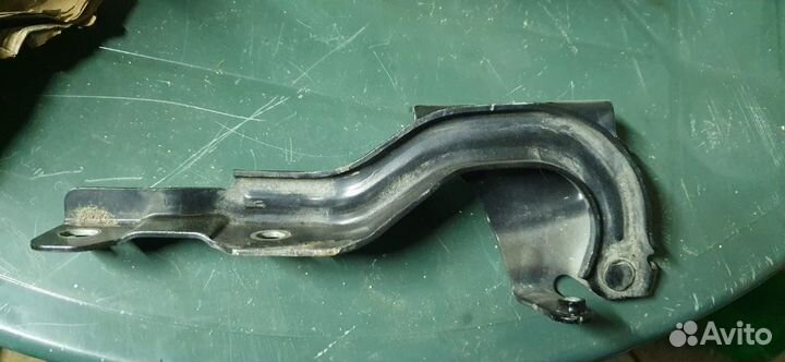 Петля капота левая