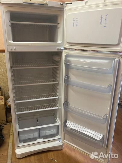 Холодильник indesit