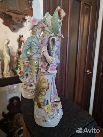 Пара фарфоровых статуэток