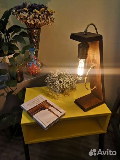 Ретро светильник из дерева и тумбочка