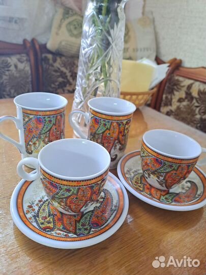 Фарфоровые кружки и чайные пары с восточным узором