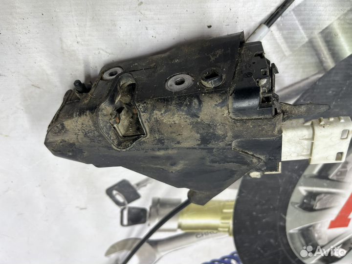 Замок передний правый peugeot 407