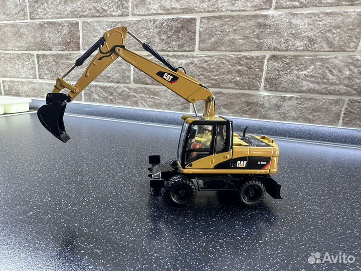 Масштабная модель экскаватора CAT M316D