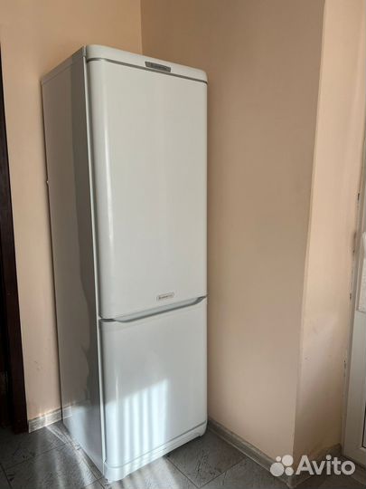 Холодильник ariston