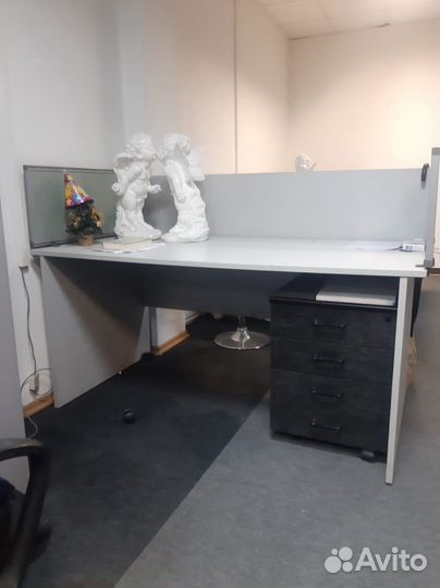 4 офисных стола с перегородками и шкаф