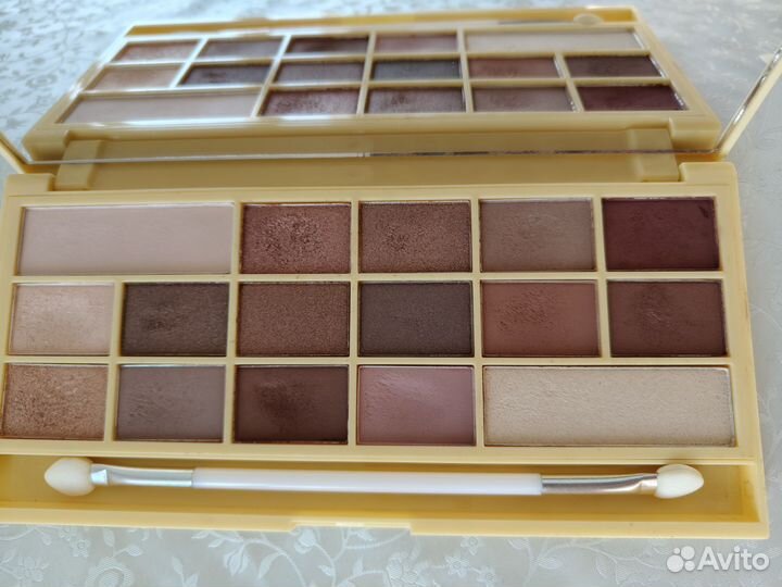 Палетка теней Makeup Revolution